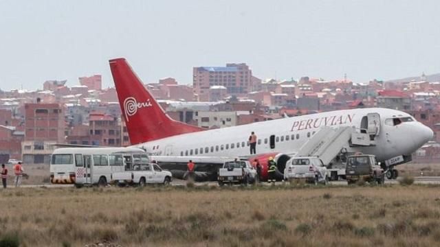 Во время посадки отпало шасси: в Боливии пассажирский самолет приземлился на бок