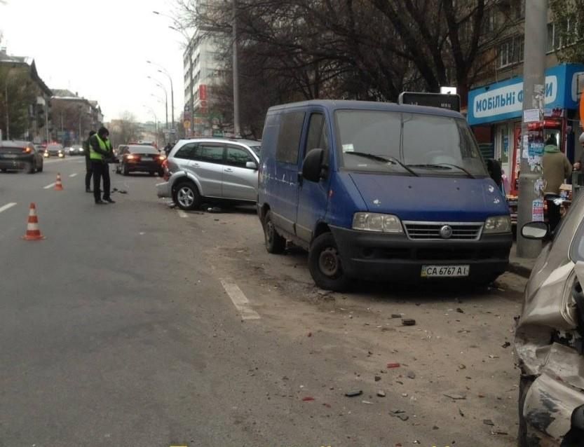 У Києві водій на Toyota протаранив декілька авто: відео масштабної аварії