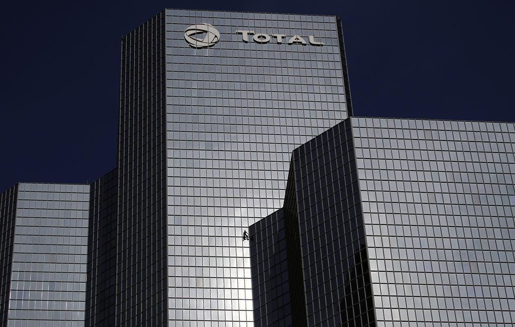 У Франції профспілка збирається заблокувати три нафтопереробні заводи Total У Франції профспілка збирається заблокувати три нафтопереробні заводи Total