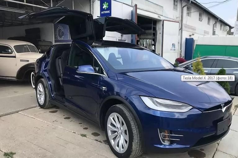 В Киеве в "черную пятницу" из салона угнали премиальный автомобиль Tesla