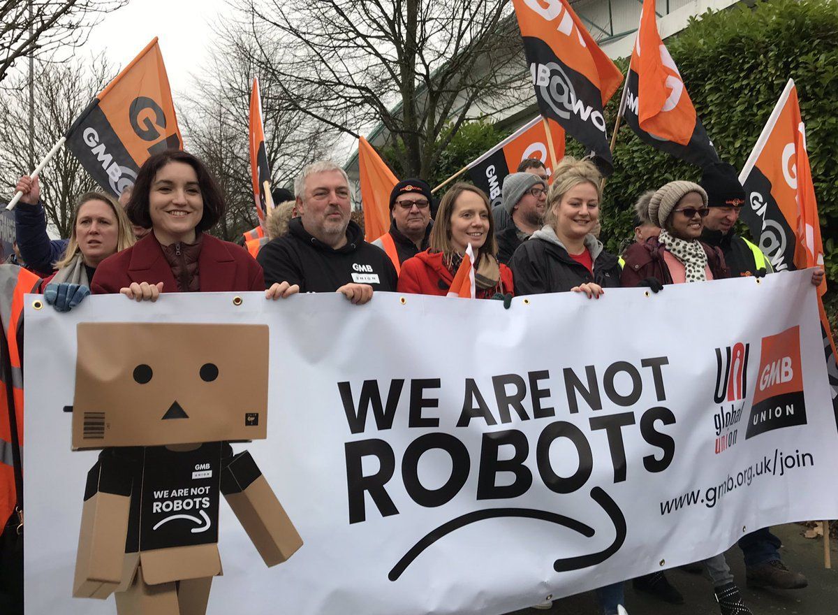 "Мы не роботы": более тысячи работников Amazon по всему миру вышли на страйк