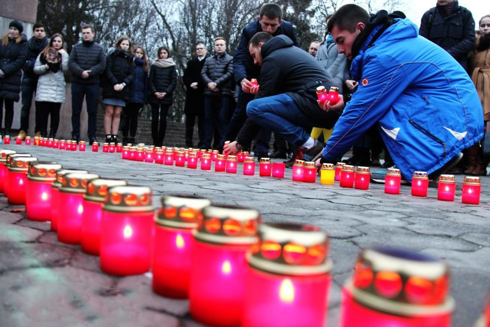Щосекунди падали на землю, символізуючи загиблих: львів'яни вшановували пам'ять жертв Голодомору