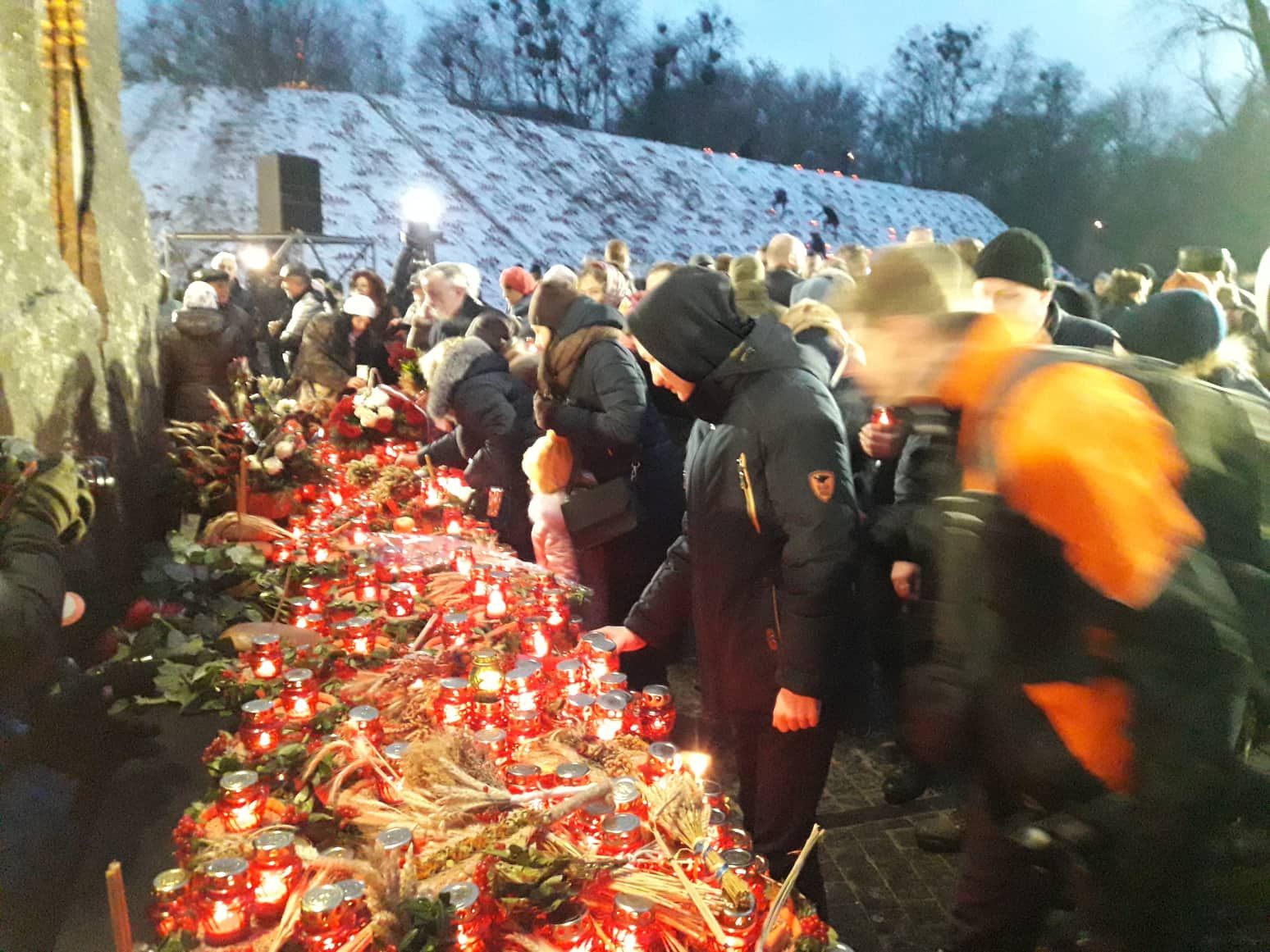 Несли хліб та колоски пшениці: у Києві вшанували пам'ять жертв Голодомору – сумні фото