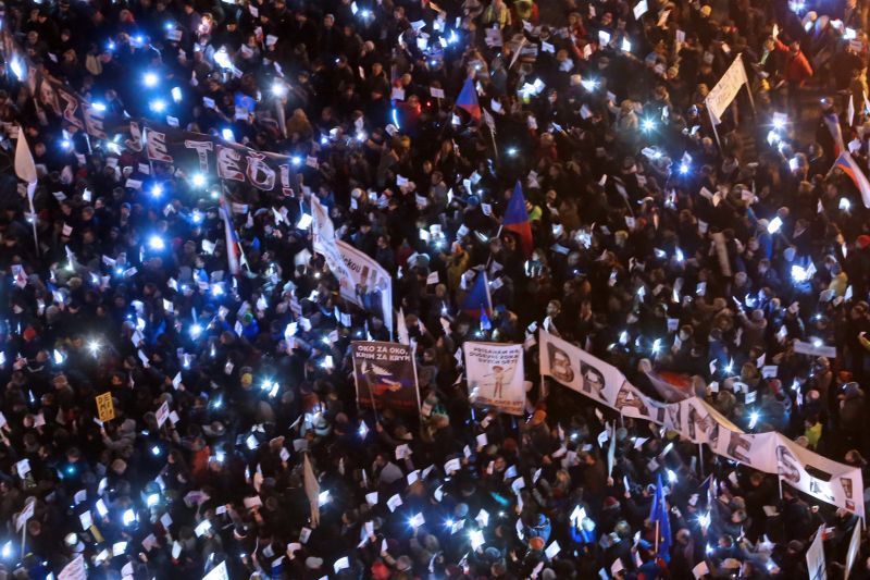 "Это не Россия": появились фото и видео массовых антиправительственных протестов в Чехии