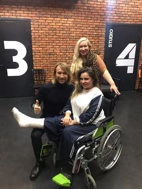 Дівчина зламала ногу Дівчина зламала ногу