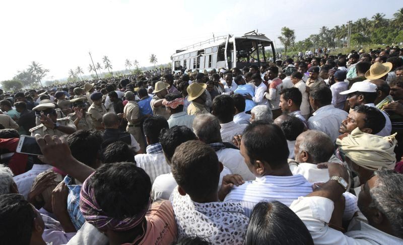 В Індії автобус зі школярами впав у канал, є загиблі