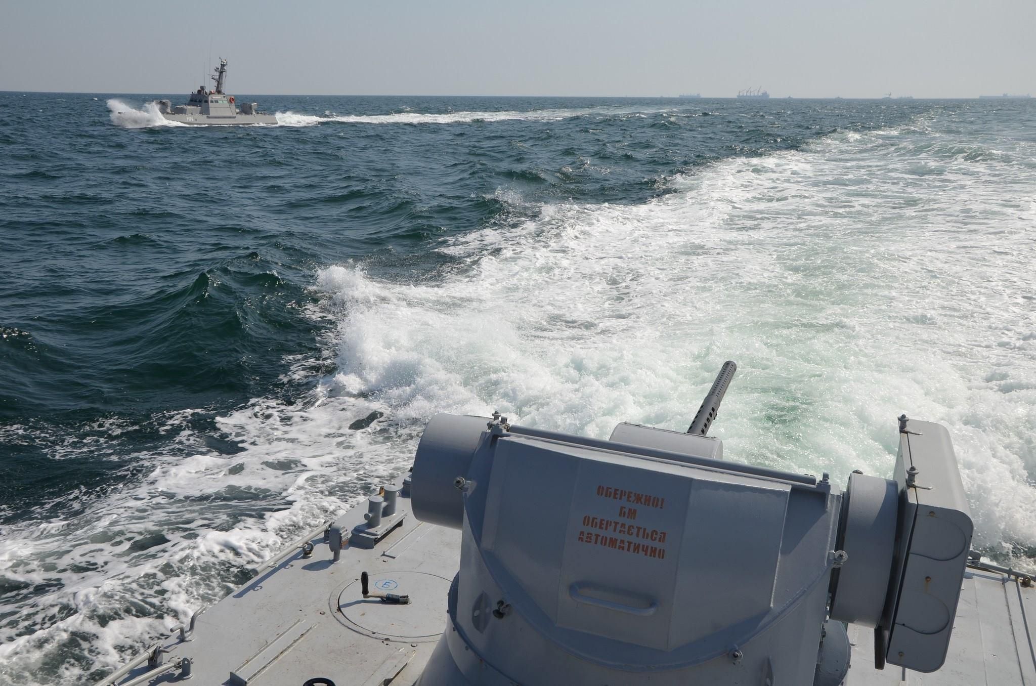 Відверта агресія в Азовському морі: російський корабель протаранив український військовий буксир