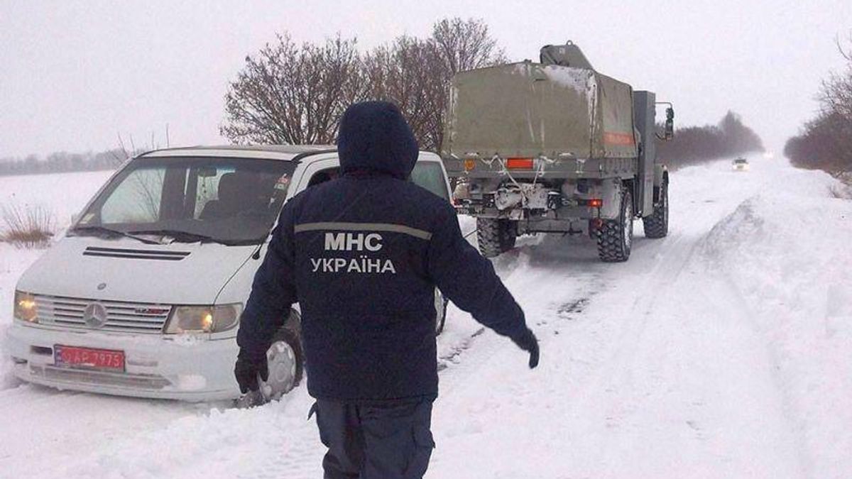 Чрезвычайники предупредили о сильных снегопадах и гололеде на большинстве территории Украины Чрезвычайники предупредили о сильных снегопадах и гололеде на большинстве территории Украины