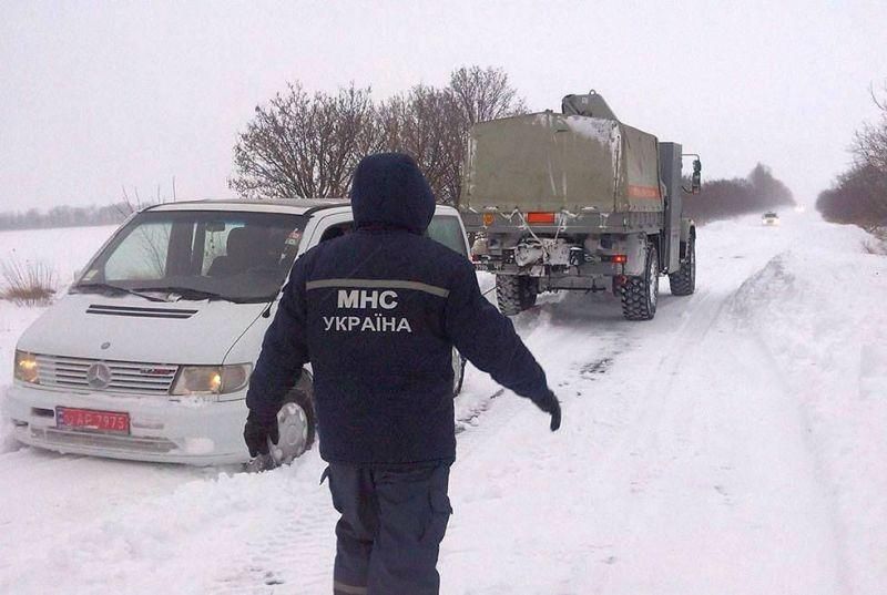 Чрезвычайники предупредили о сильных снегопадах и гололеде на большинстве территории Украины