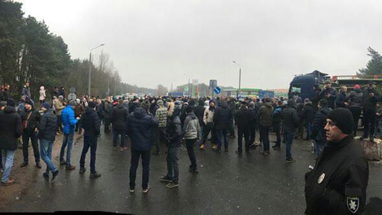 "Євробляхарі" знову масово перекривають дороги: фотофакт