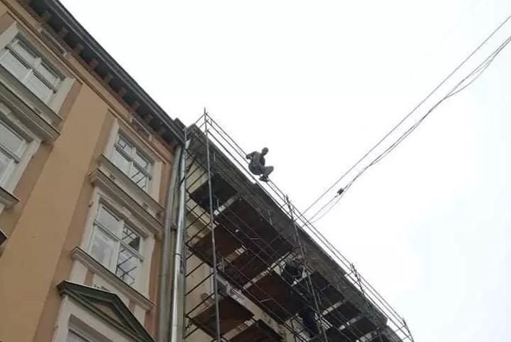 У центрі Львова іноземець намагався скоїти самогубство: відео
