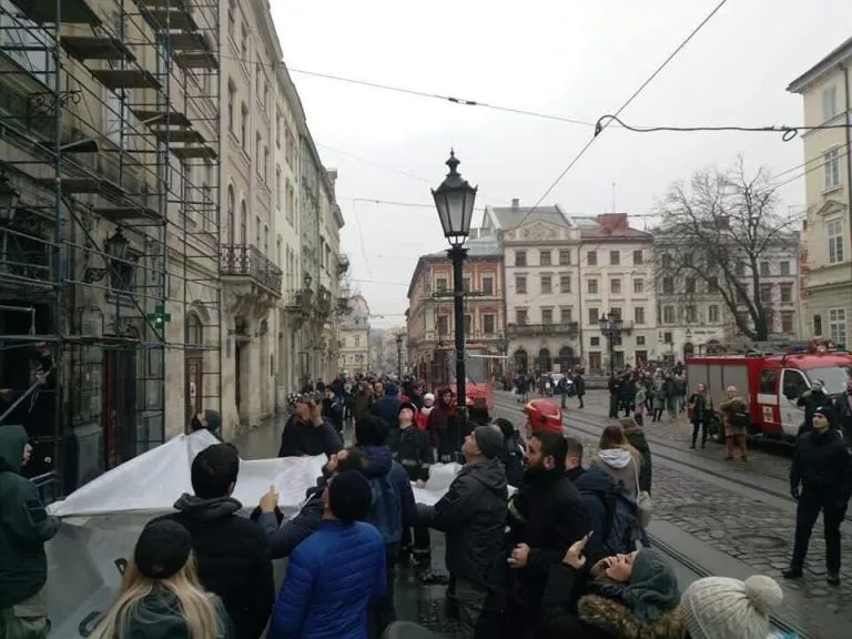 У центрі Львова намагалися скоїти самогубство