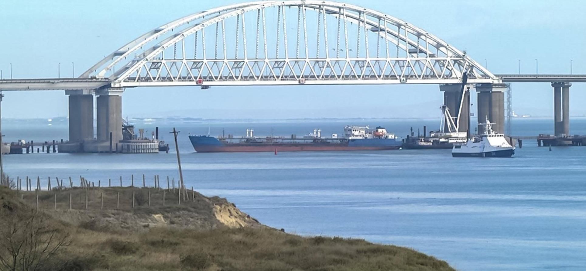 Ескалація в Азовському морі: з'явилось фото корабля ВМФ РФ, який перекрив Керченську протоку