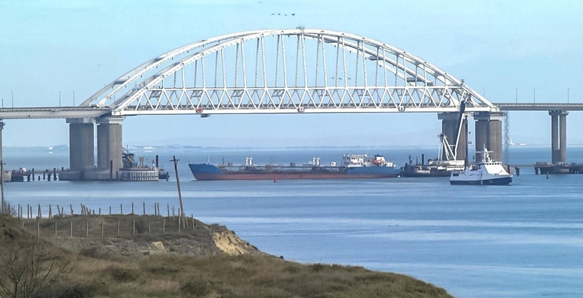Эскалация в Азовском море: появилось фото корабля ВМФ РФ, который перекрыл Керченский пролив