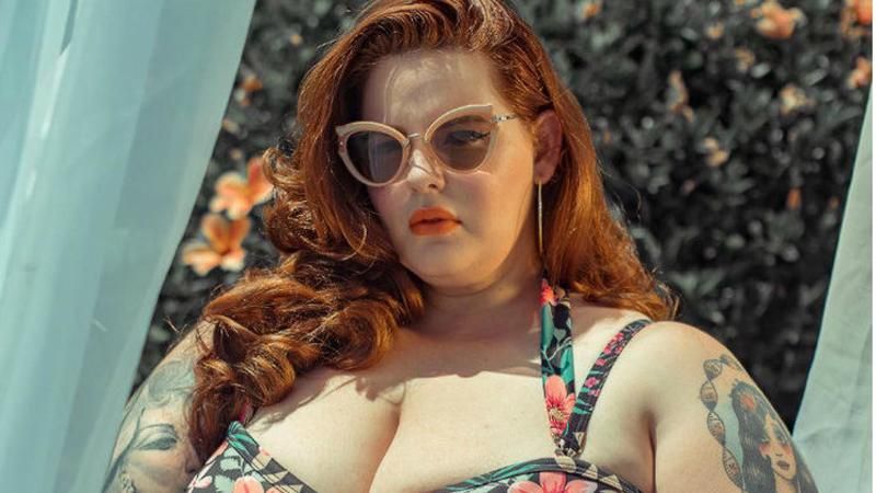 Пишнотіла модель Тесс Холлідей засвітила пікантне декольте: фото
