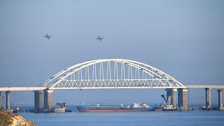 Російські кораблі вільно проходять під Керченським мостом, – ВМС України 
