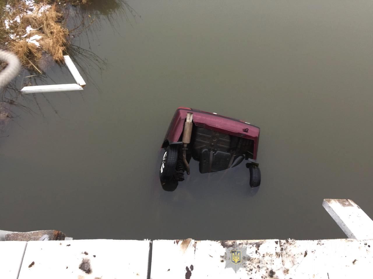 На Ровенщине авто упало с моста, есть погибшие: фото На Ровенщине авто упало с моста, есть погибшие: фото