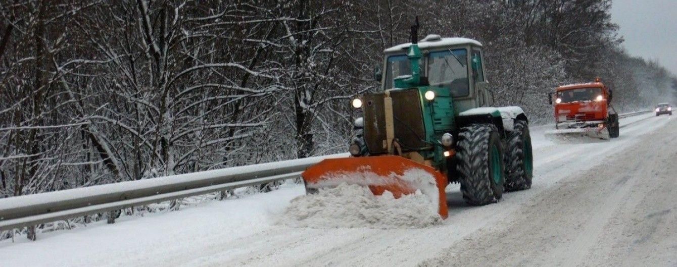 Снегопады и гололедица: киевлян просят оставить свои авто дома