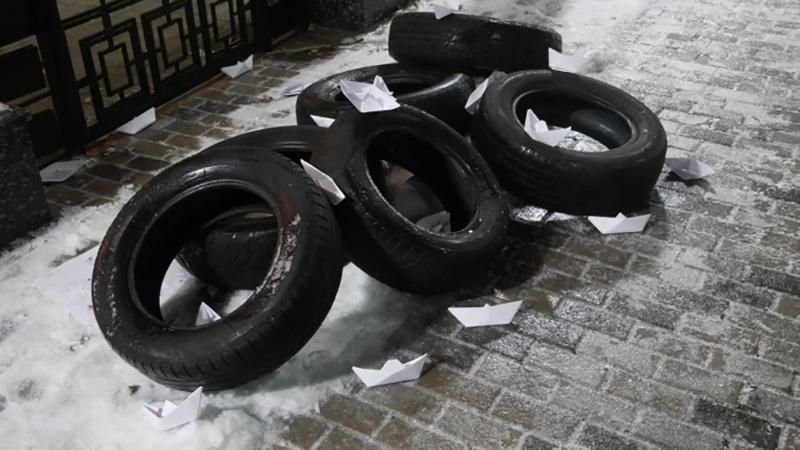 Киевляне сходятся к посольству РФ из-за эскалации в Азовском море: фото и видео Киевляне сходятся к посольству РФ из-за эскалации в Азовском море: фото и видео