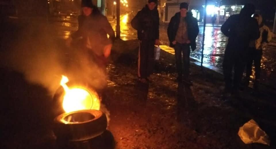 Біля консульства РФ у Львові активісти палять шини