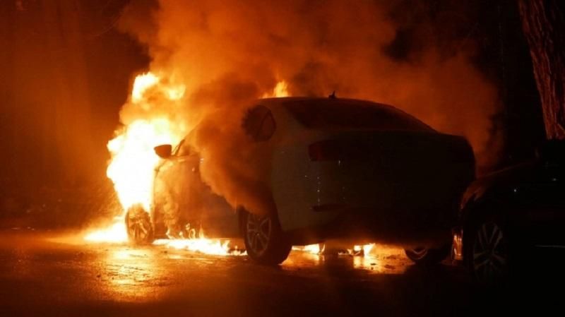 В Киеве возле посольства России сожгли авто с дипломатическими номерами