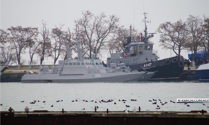 Захоплені Росією українські кораблі доставили в Керч: з'явилися перші фото та відео