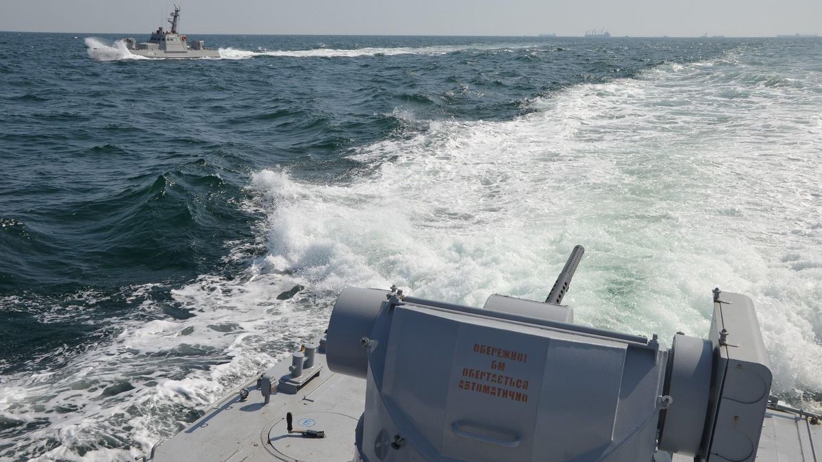 Атака РФ в Азовському морі та можливе впровадження воєнного стану: хроніка подій Атака РФ в Азовському морі та можливе впровадження воєнного стану: хроніка подій