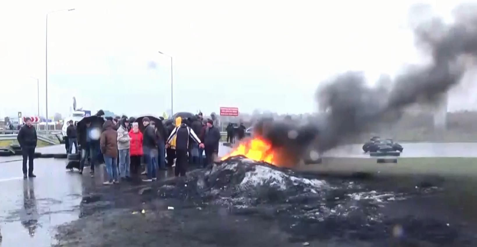 Протести "євробляхерів": блокування доріг триває, біля кордону продовжують палити шини