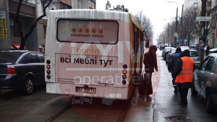 У Києві в маршрутки відпало колесо, рух громадського транспорту ускладнений: фото У Києві в маршрутки відпало колесо, рух громадського транспорту ускладнений: фото