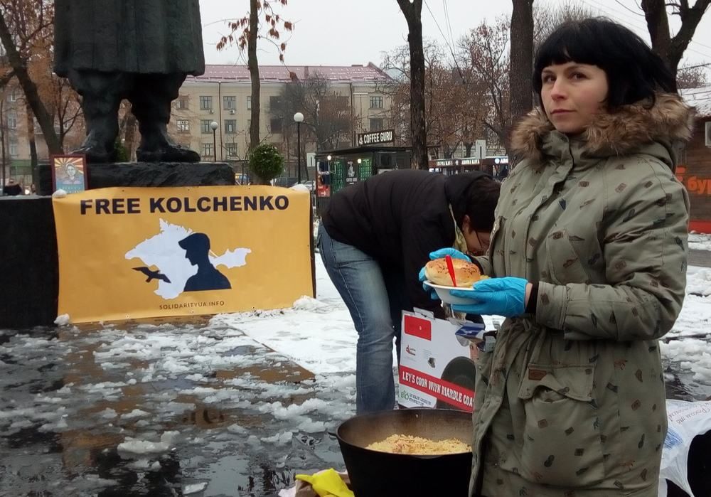 Еда вместо тюрем: в Киеве необычным способом поздравили пленника Кольченко с днем рождения