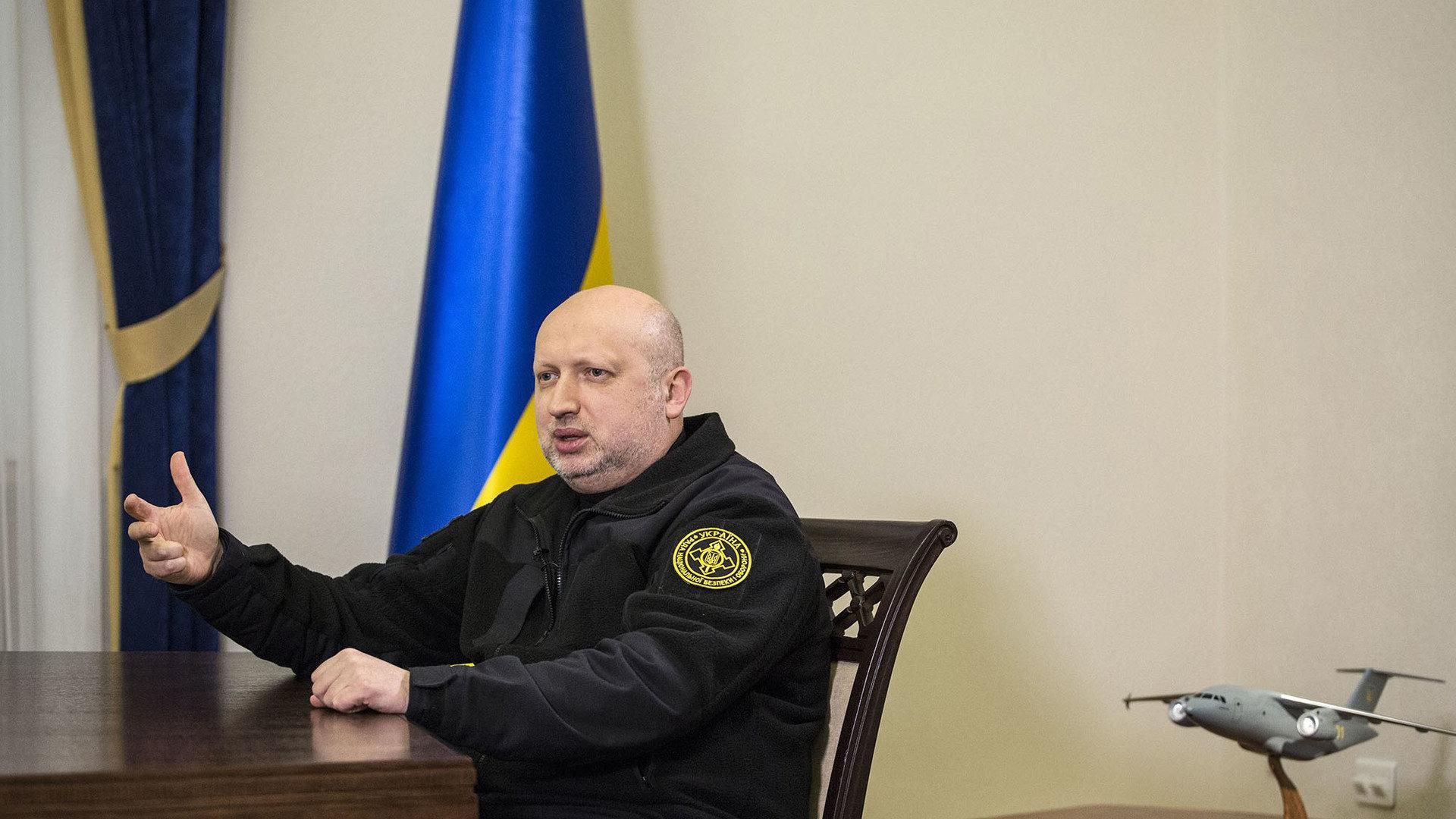 К чему нужно готовиться украинцам во время военного положения: заявление Турчинова