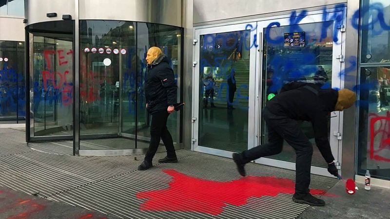 Протест біля "Ocean Plaza" у Києві: мітингувальники запалили димові шашки Протест біля "Ocean Plaza" у Києві: мітингувальники запалили димові шашки