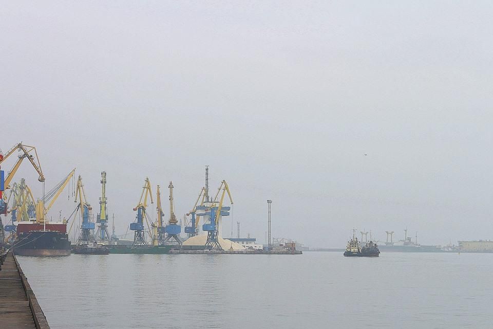На вході у Керченську протоку понад тиждень простоюють українські судна