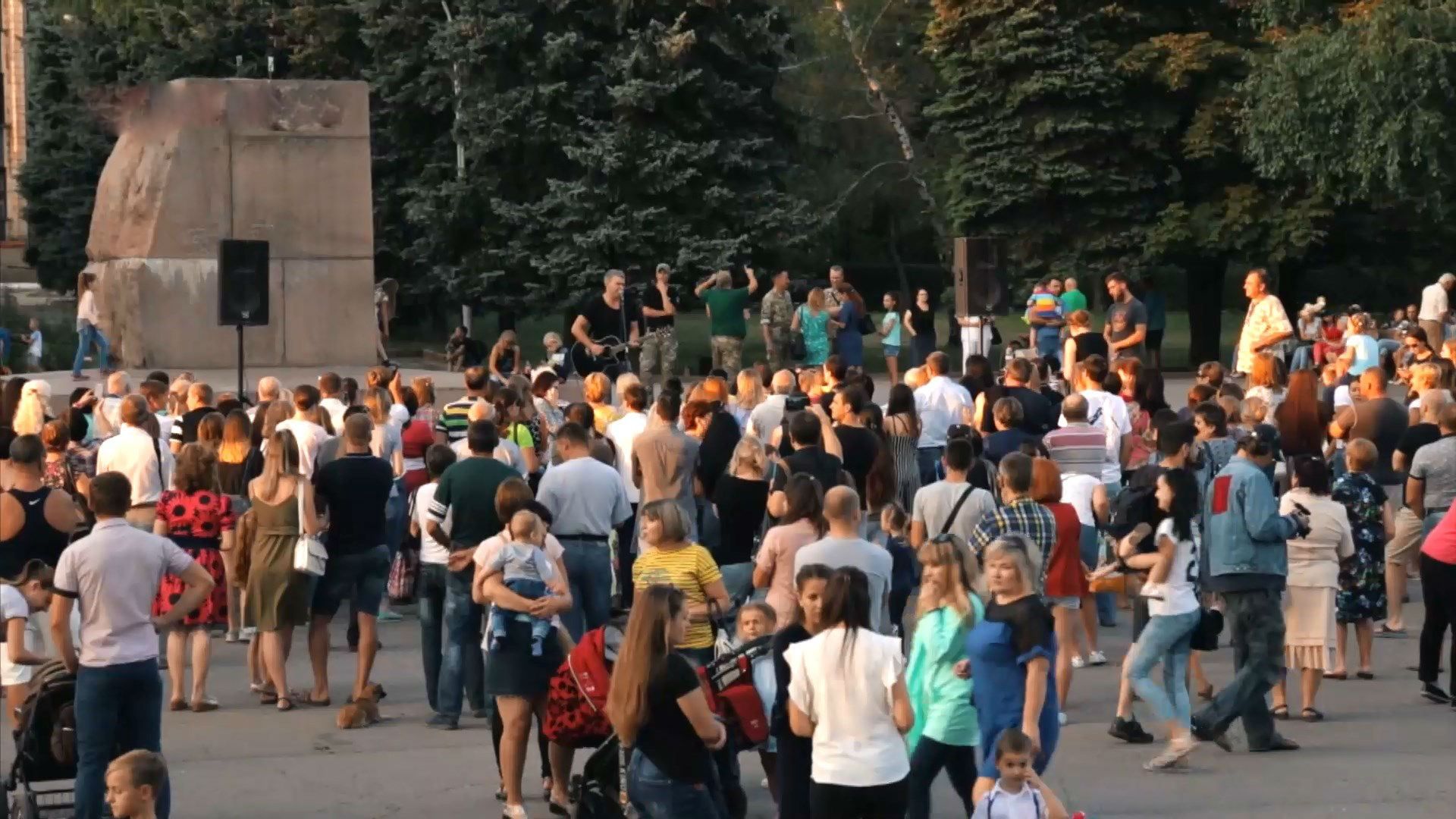 Нульовий рубіж. Як на прифронтовій території реагували на українські пісні Арсена Мірзояна Нульовий рубіж. Як на прифронтовій території реагували на українські пісні Арсена Мірзояна