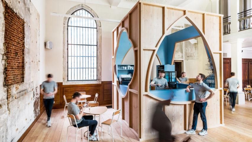 Бар у церкві: чим вражає інтер'єр сміливого кафе в Антверпені Бар у церкві: чим вражає інтер'єр сміливого кафе в Антверпені