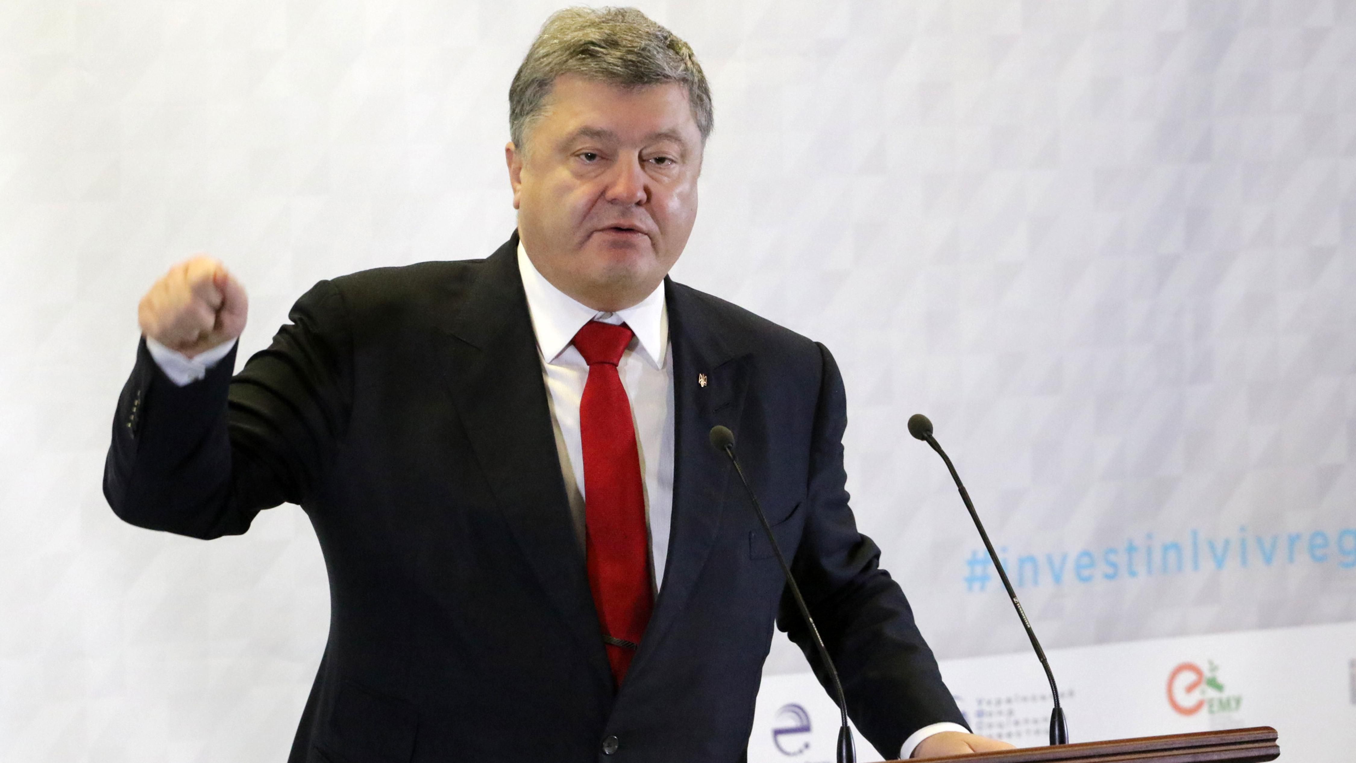 Порошенко рассказал, где Украина должна держать оружие наготове в первую очередь