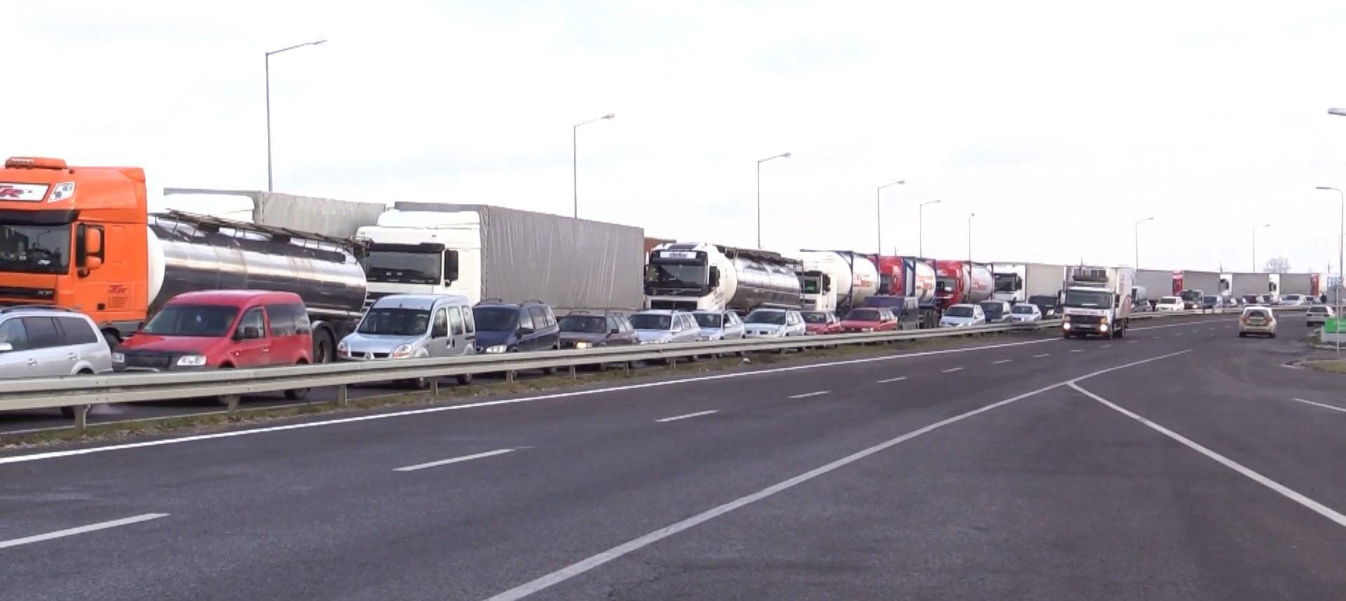 Сколько водителей приехали на львовскую таможню, чтобы растаможить автомобили на еврономерах Сколько водителей приехали на львовскую таможню, чтобы растаможить автомобили на еврономерах