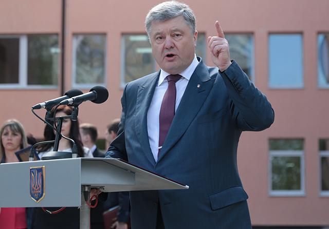 Західні ЗМІ запідозрили Порошенка у використанні воєнного стану для збереження влади Західні ЗМІ запідозрили Порошенка у використанні воєнного стану для збереження влади