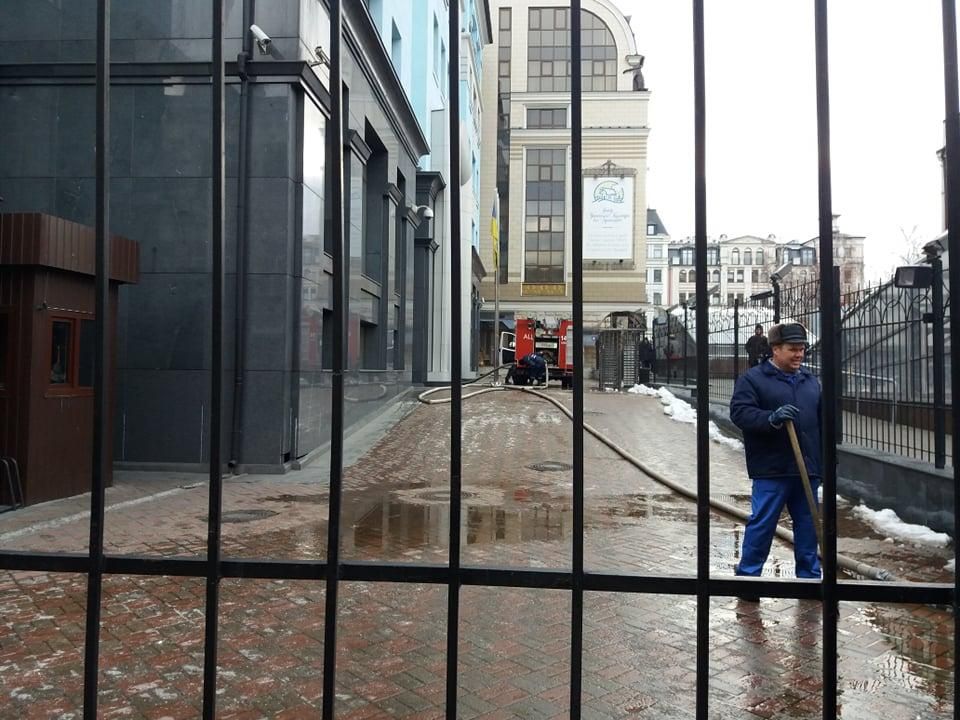 У будівлі Мінфіну в Києві спалахнула пожежа: фото та відео