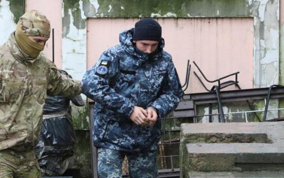 Захваченных украинских моряков вывозят из Крыма в Москву Захваченных украинских моряков вывозят из Крыма в Москву