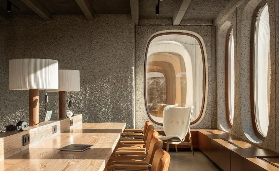 Брутальний зовні, комфортний всередині: як виглядає офіс у модерністській будівлі у Брюсселі Брутальний зовні, комфортний всередині: як виглядає офіс у модерністській будівлі у Брюсселі