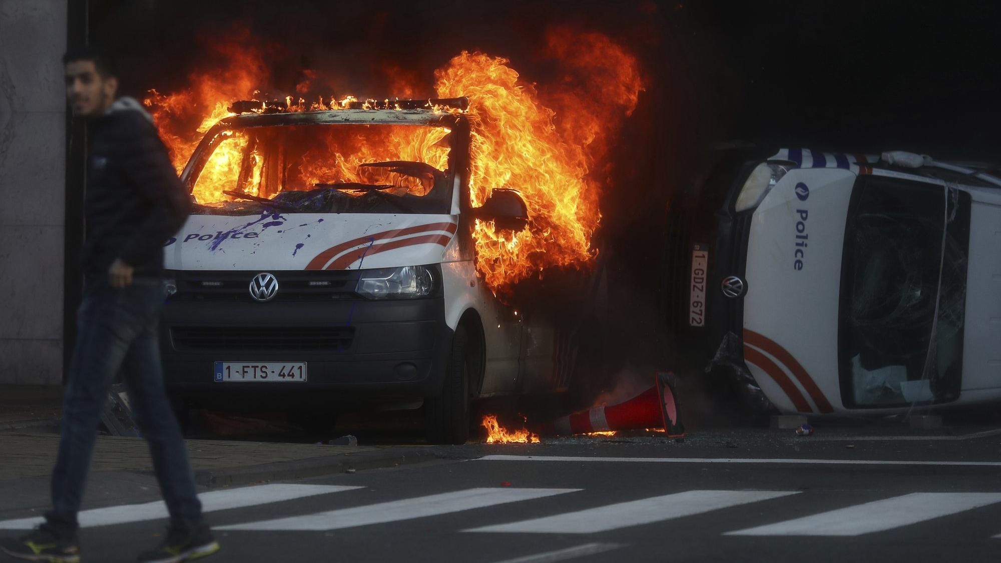 В Брюсселе вспыхнули протесты из-за цен на горючее: в полицейских полетели брусчатка и бутылки