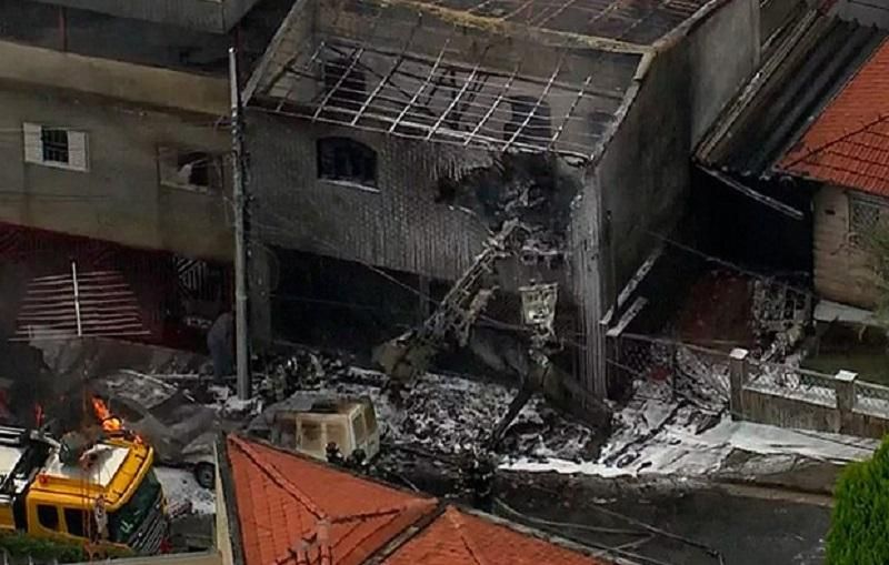 У Бразилії літак впав на житлові будинки: є загиблі та постраждалі