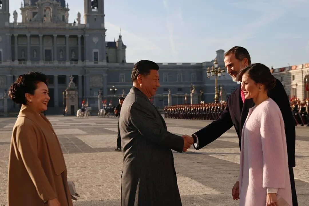Королева Летиція та її чоловік вітають президента Китаю