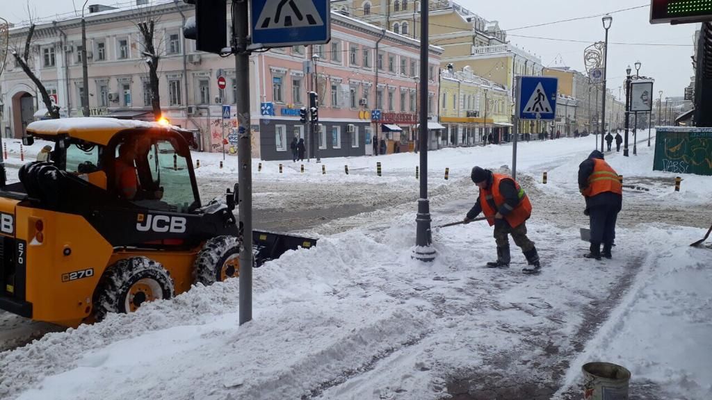 Киев замело снегом: с непогодой борется спецтехника, появились фото заносов