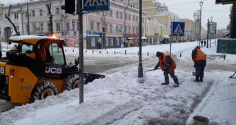 Киев замело снегом: с непогодой борется спецтехника, появились фото заносов