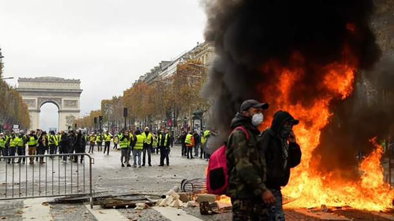 Протести у Франції: у Парижі сталися сутички, поліція застосувала водомети та сльозогінний газ