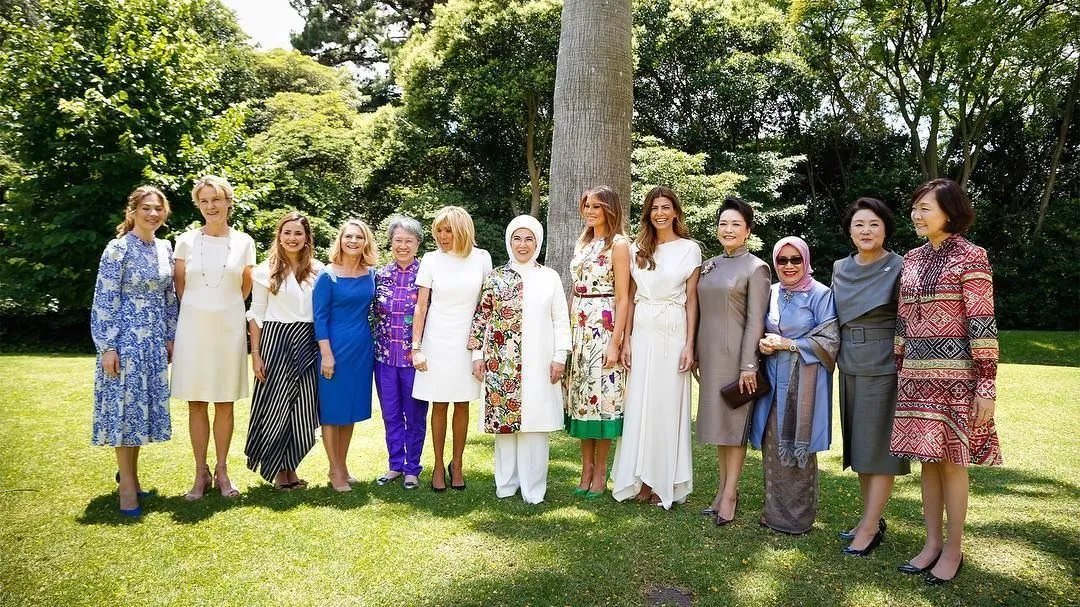 Меланія Трамп, Бріджит Макрон, Пен Ліюань та інші перші леді в Аргентині Меланія Трамп, Бріджит Макрон, Пен Ліюань та інші перші леді в Аргентині