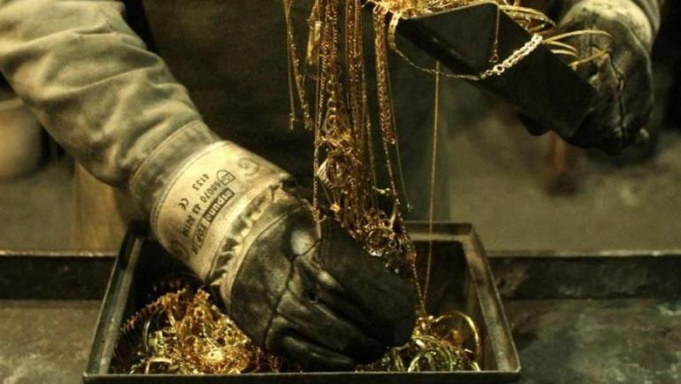 У Канаді охоронці ювелірної крамниці розігнали грабіжників декоративними мечами: відео У Канаді охоронці ювелірної крамниці розігнали грабіжників декоративними мечами: відео