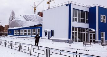 Після першого снігу у спорткомплексі на Київщині обвалився дах: фото та відео